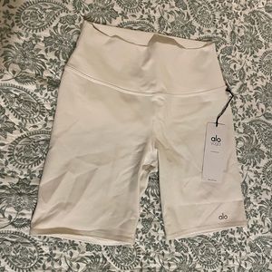 NWT Alo Yoga 7” High Waisted Biker Short Women L Ivory